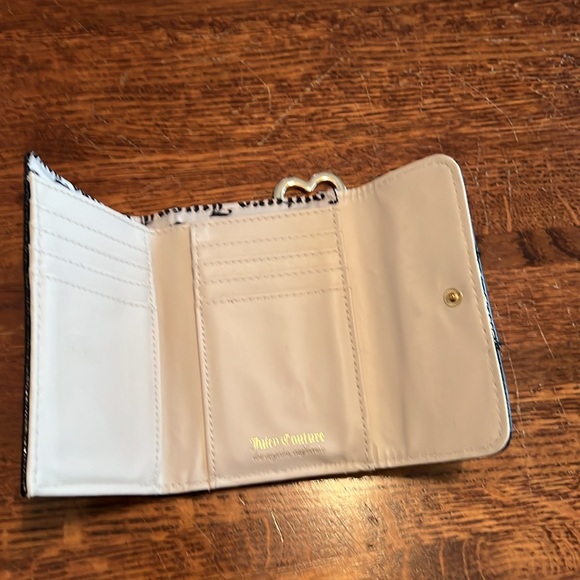 😺Small black billfold type wallet made by juicy couture Womens - Picture 2 of 3